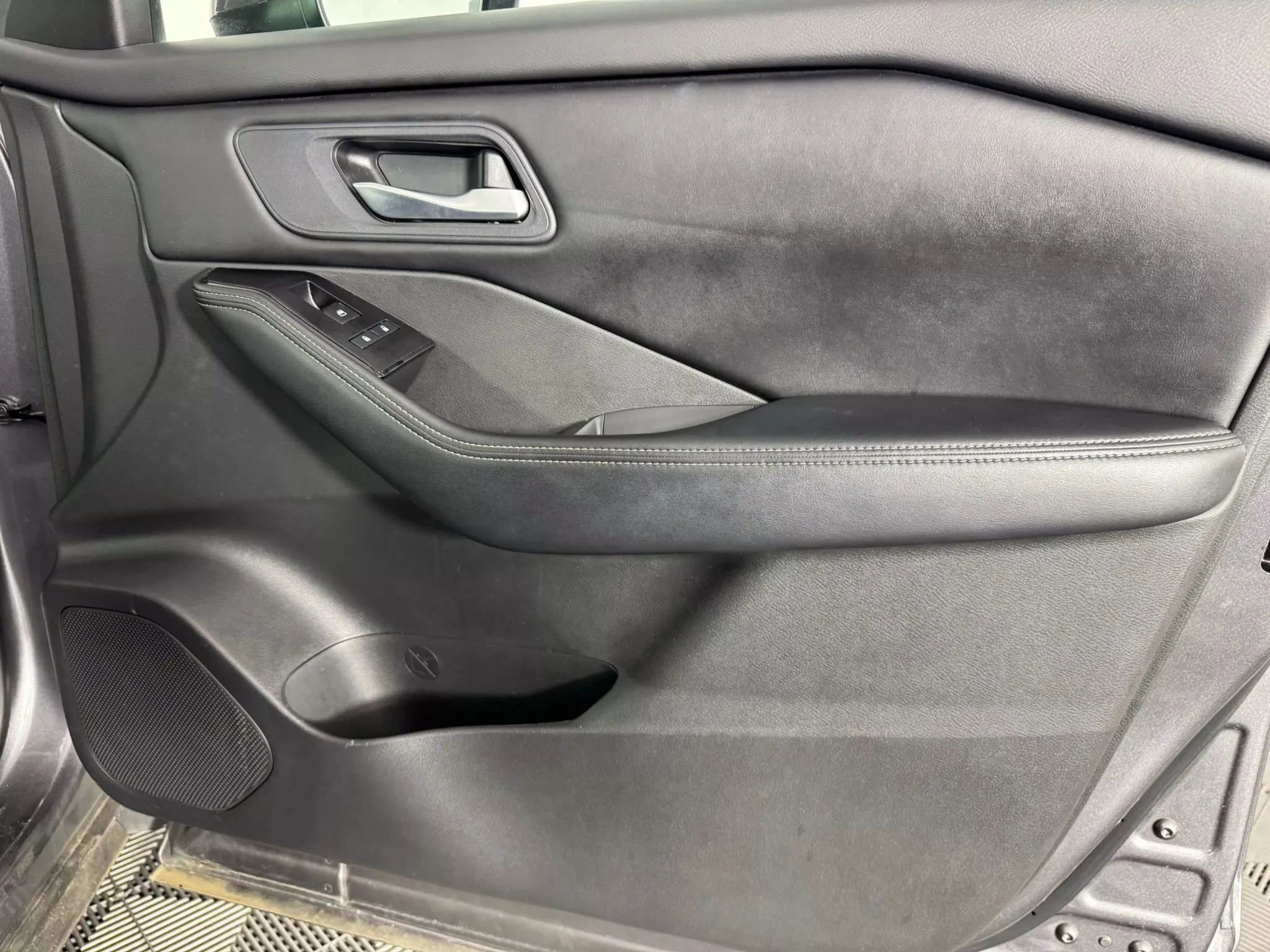 Used 2024 Nissan Rogue SV AWD/4WD image 39