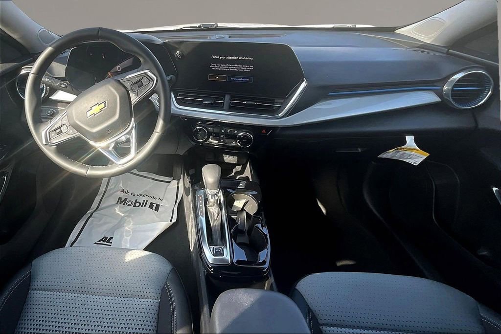 Used 2025 Chevrolet Trax LT w/ Sunroof Package FWD image 5