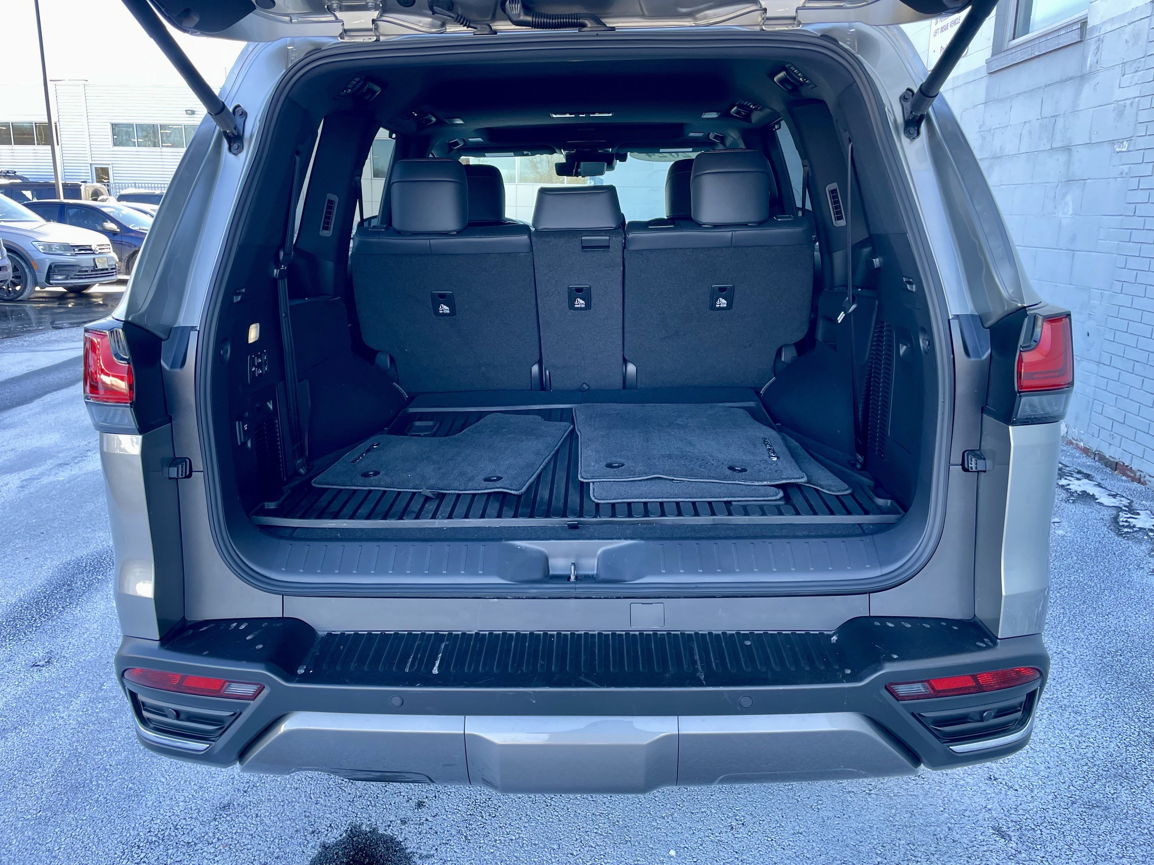 Used 2025 Lexus LX 600 4WD w/ Luxury Package image 39