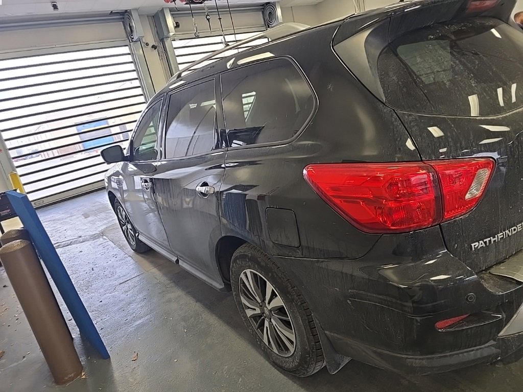Used 2017 Nissan Pathfinder SL image 2