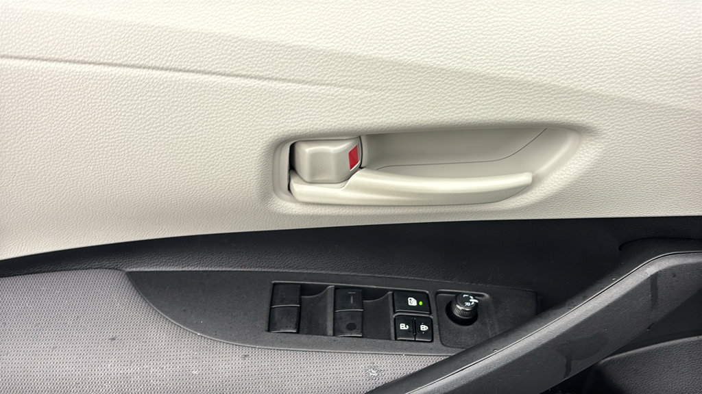 Used 2022 Toyota Corolla LE w/ Carpet Mat Package (TMS) FWD image 9