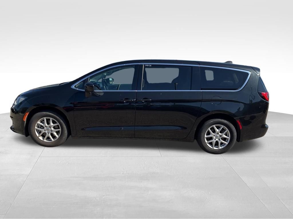 Used 2023 Chrysler Voyager LX FWD image 2