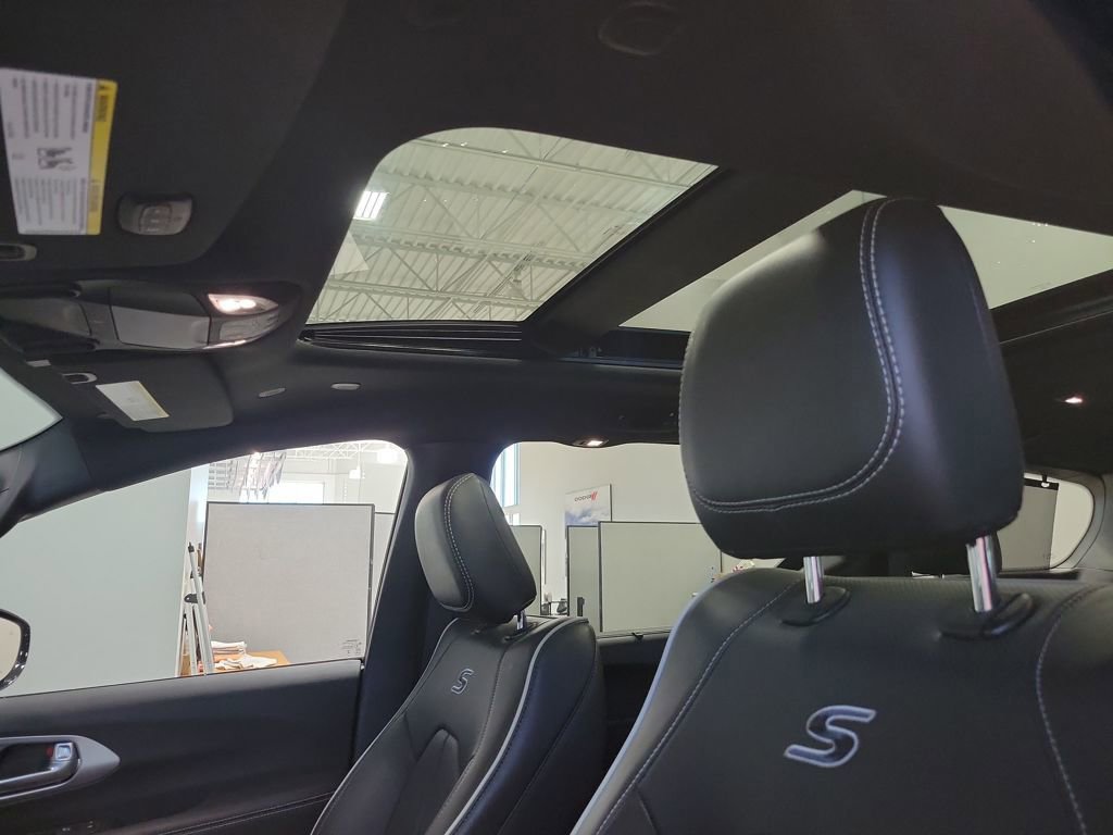 Used 2025 Chrysler Pacifica Limited image 56