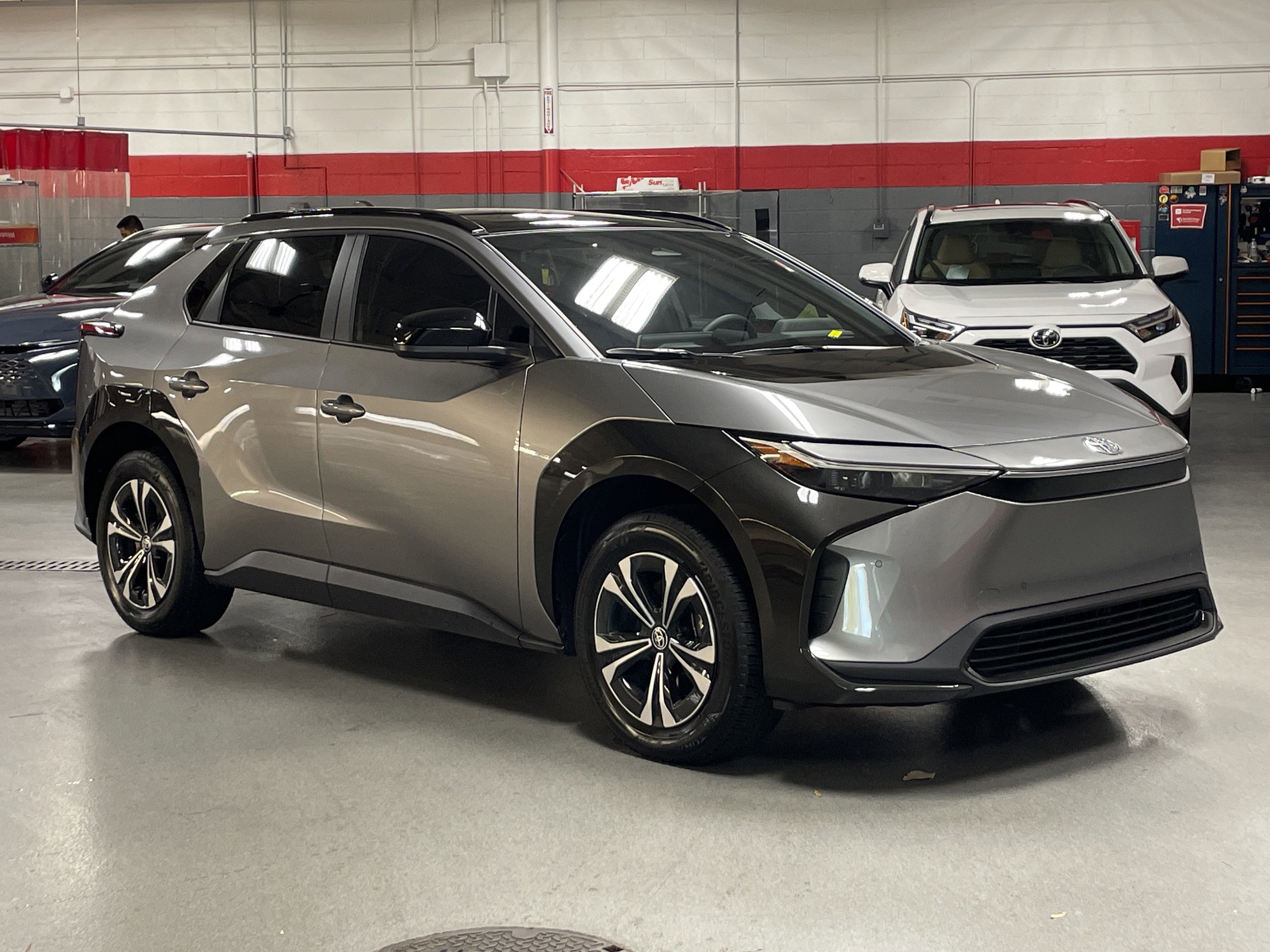 Used 2025 Toyota bZ4X FWD video 2