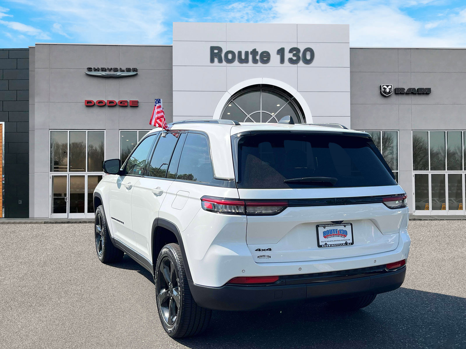Used 2023 Jeep Grand Cherokee Altitude AWD/4WD image 3