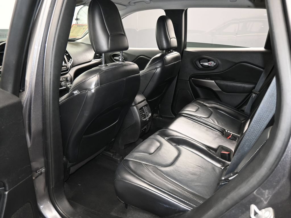 Used 2019 Jeep Cherokee Limited FWD image 32