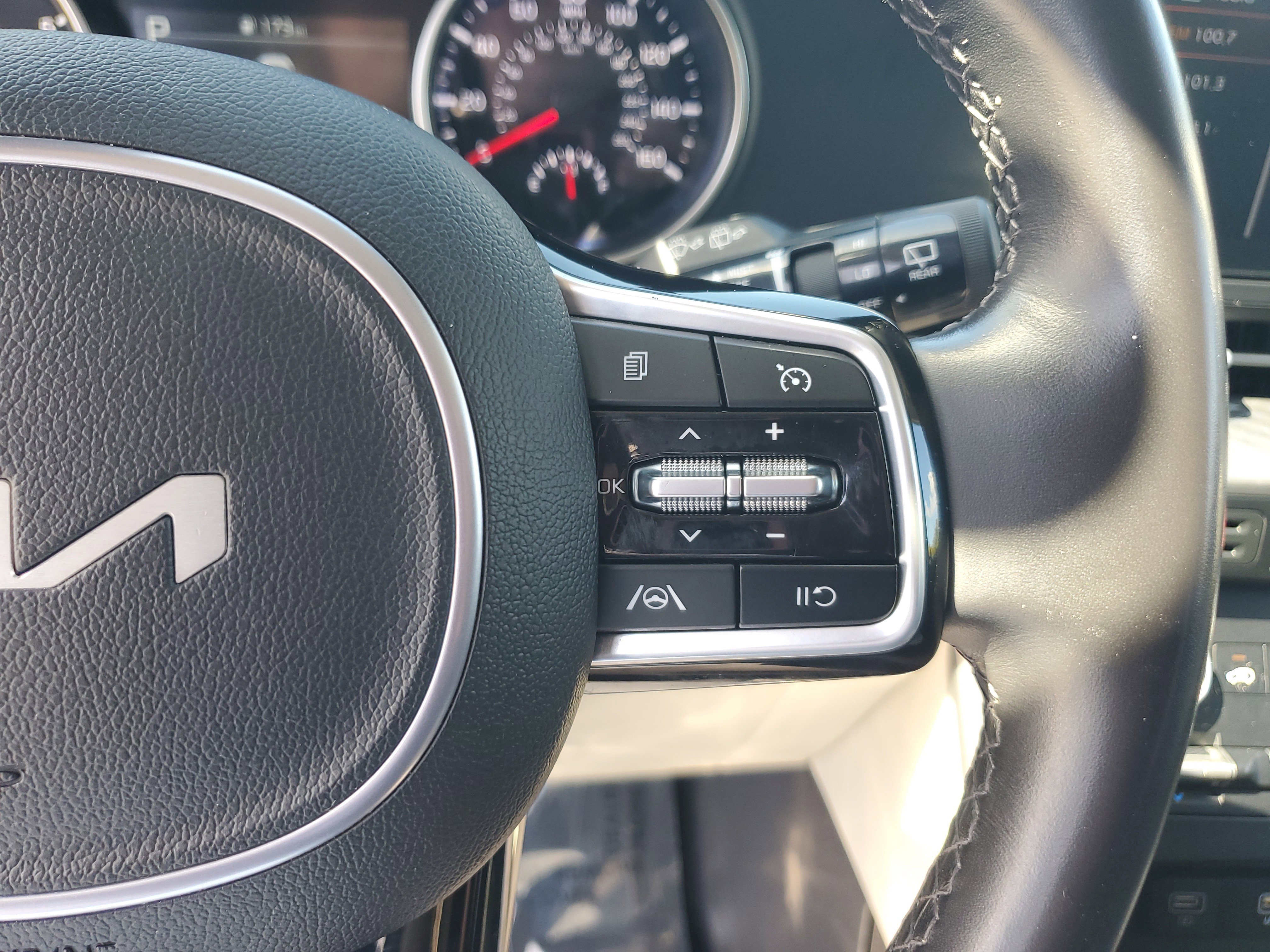 Used 2023 Kia Carnival LX image 23