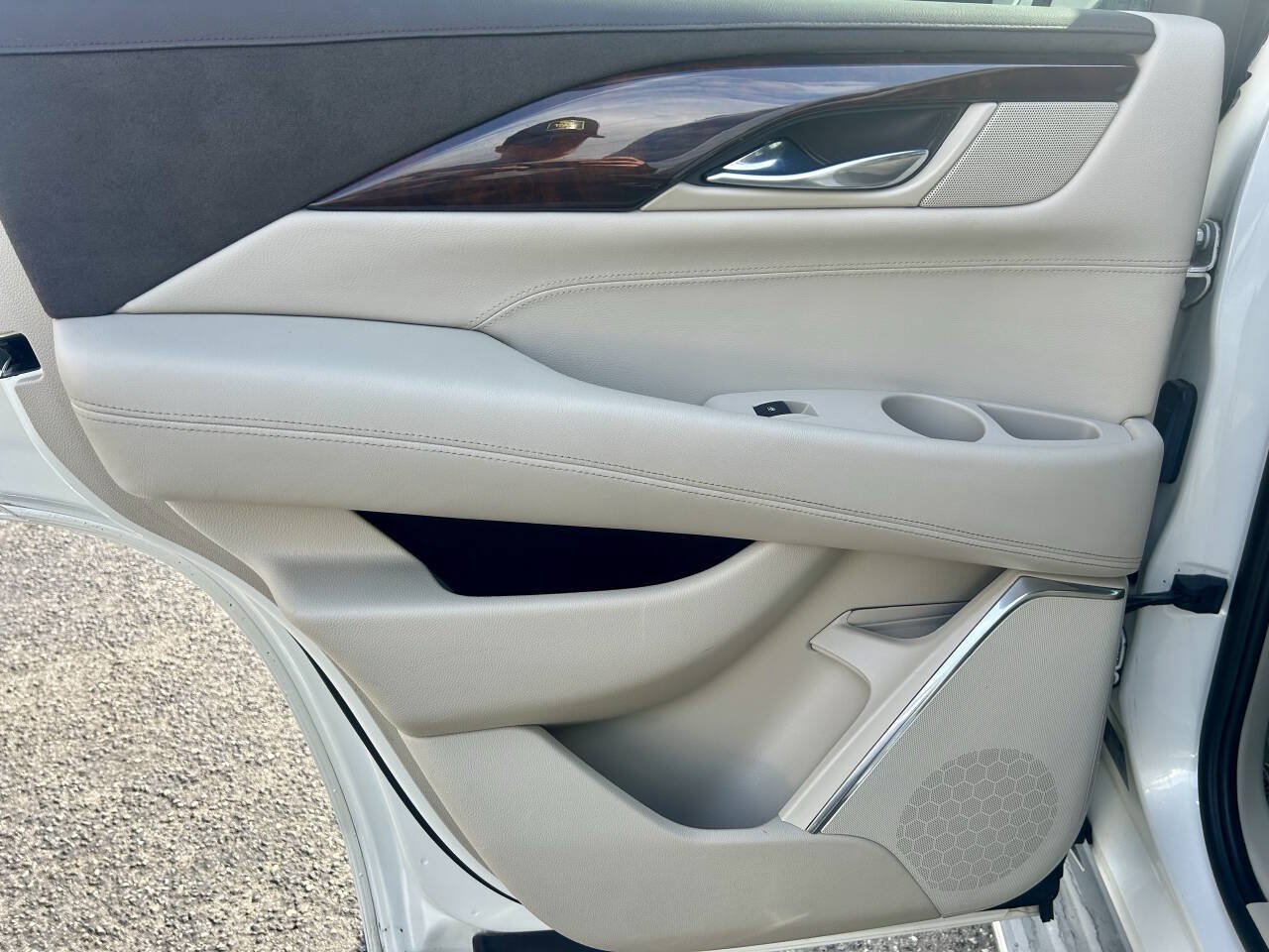 Used 2015 Cadillac Escalade Luxury AWD/4WD image 12