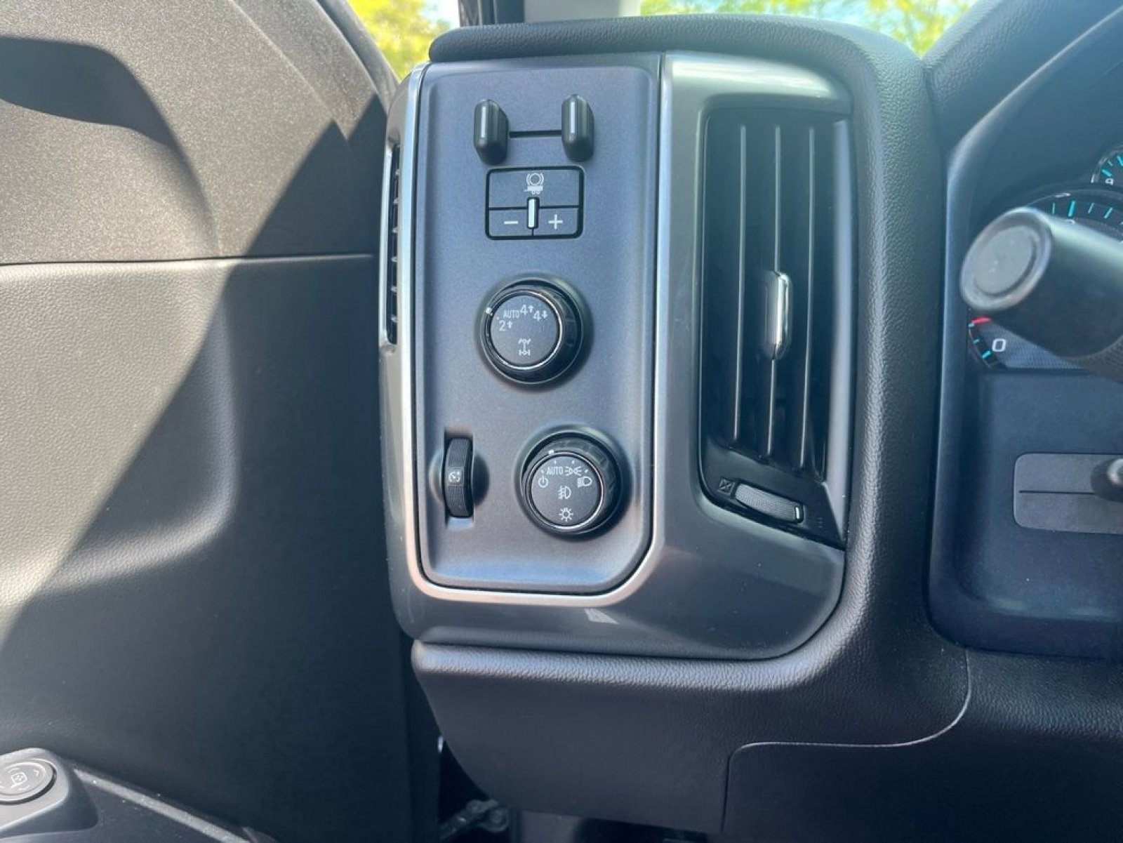 Used 2018 Chevrolet Silverado 1500 LT w/ All Star Edition AWD/4WD image 12