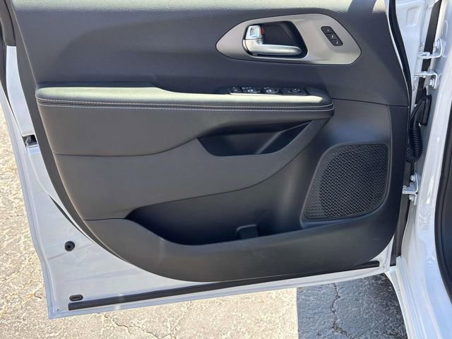 New 2027 Chrysler Pacifica Select FWD image 16