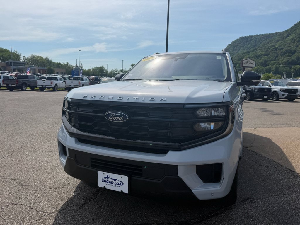 Used 2025 Ford Expedition Active AWD/4WD image 2