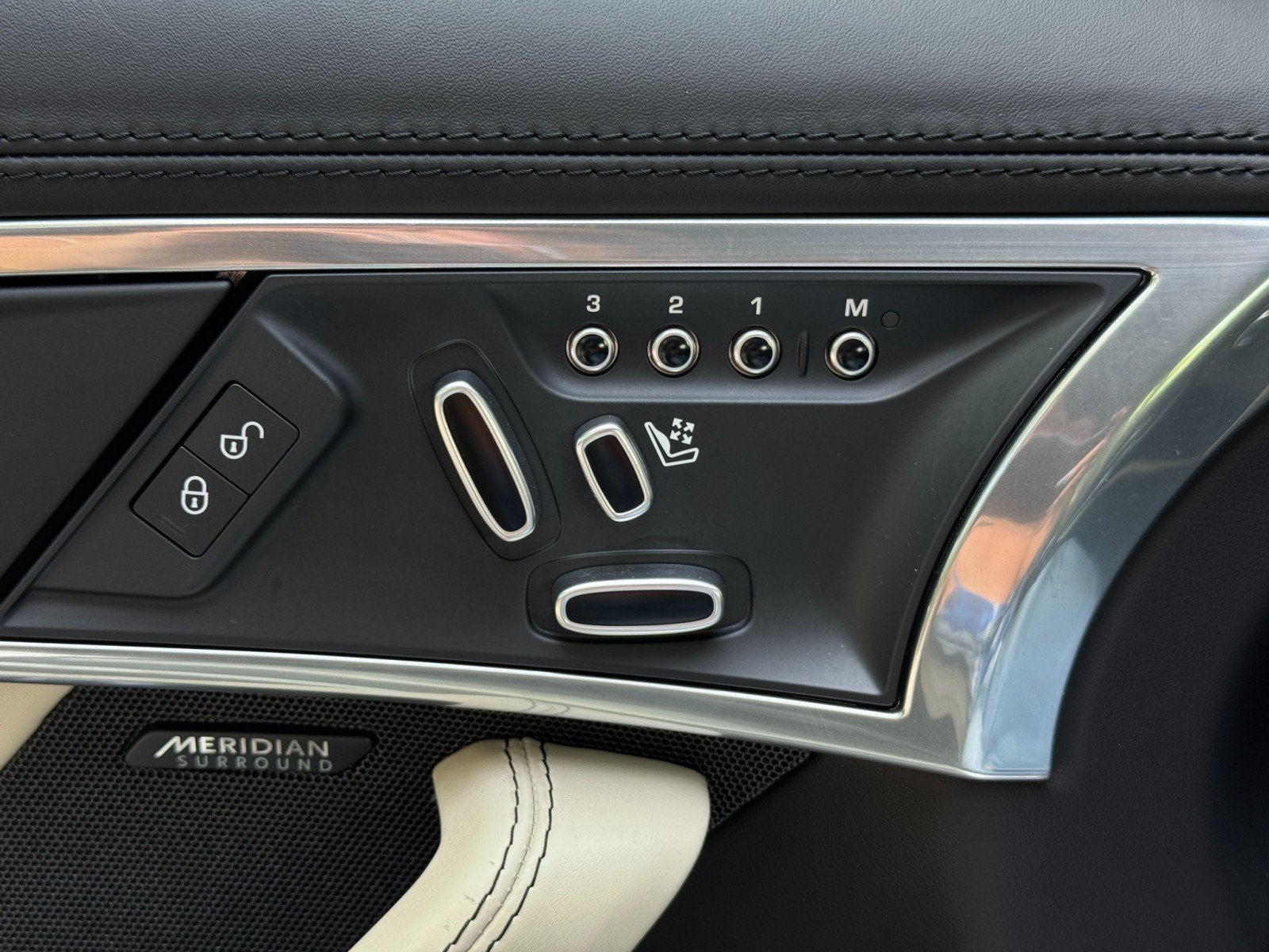 Used 2019 Jaguar F-TYPE R-Dynamic RWD image 18