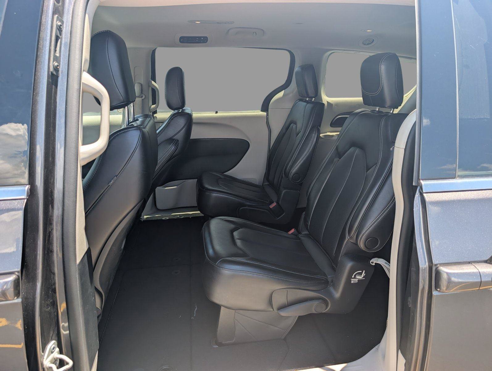 Used 2023 Chrysler Pacifica Touring-L FWD image 31