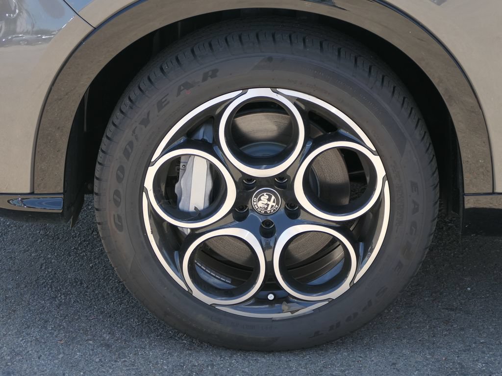 Used 2025 Alfa Romeo Tonale AWD/4WD image 8