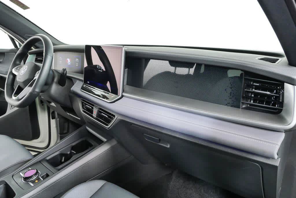 Certified 2025 Volkswagen Tiguan SE R-Line FWD image 23