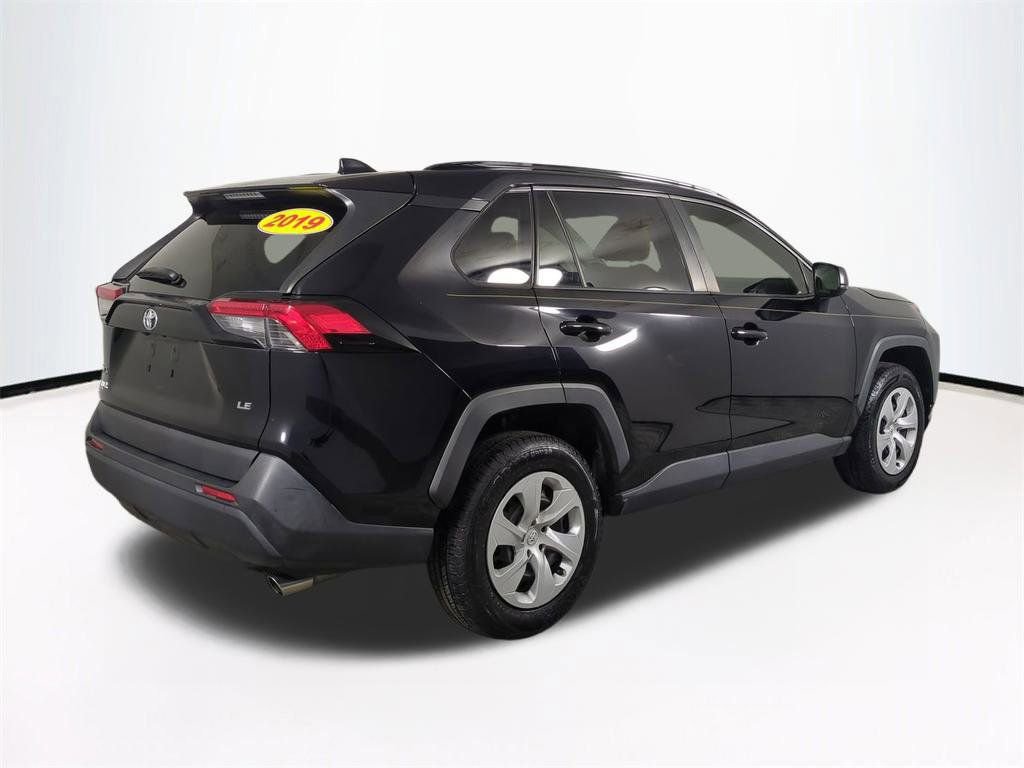 Used 2019 Toyota RAV4 LE image 5