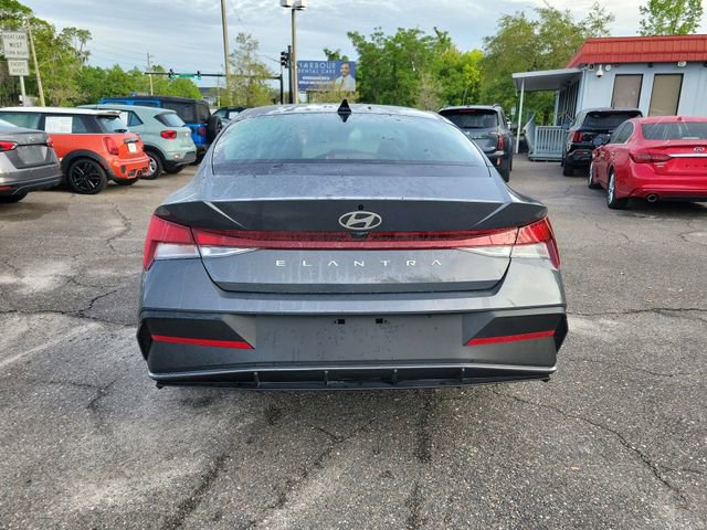 Used 2025 Hyundai Elantra SE image 8
