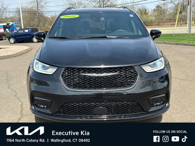 Used 2025 Chrysler Pacifica Limited FWD image 6