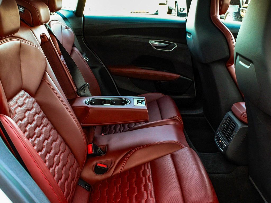 Used 2024 Audi e-tron GT Premium Plus image 39