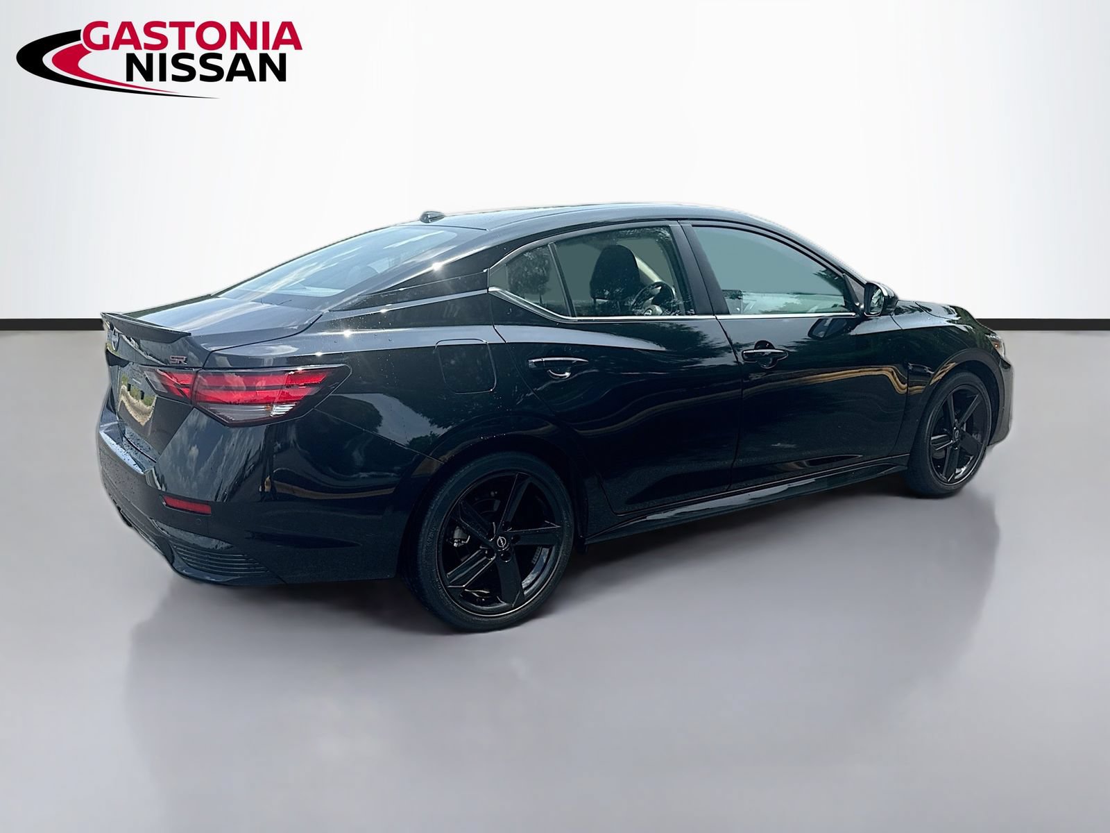 Used 2025 Nissan Sentra SR FWD image 9