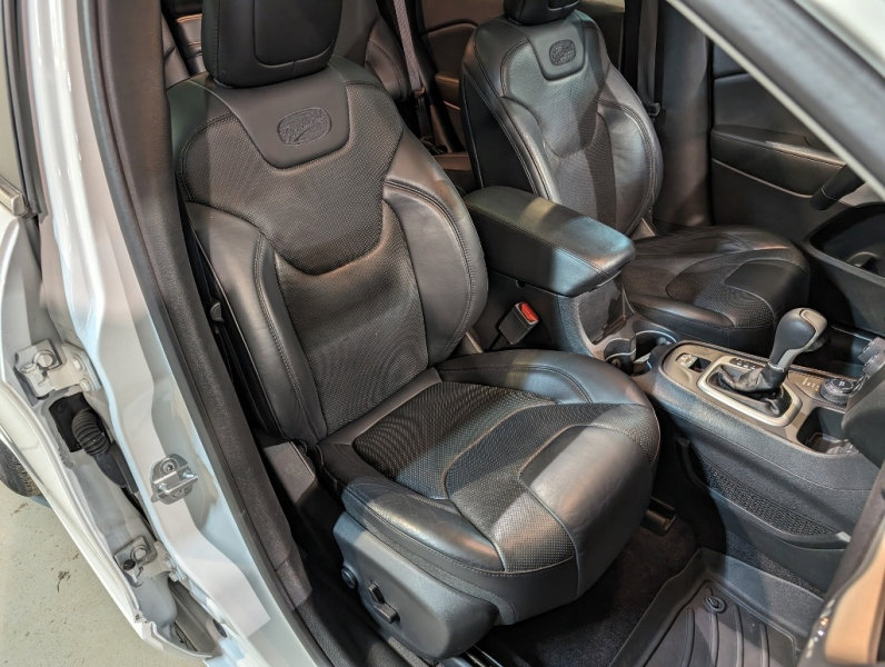 Used 2017 Jeep Cherokee Overland w/ Technology Group image 37