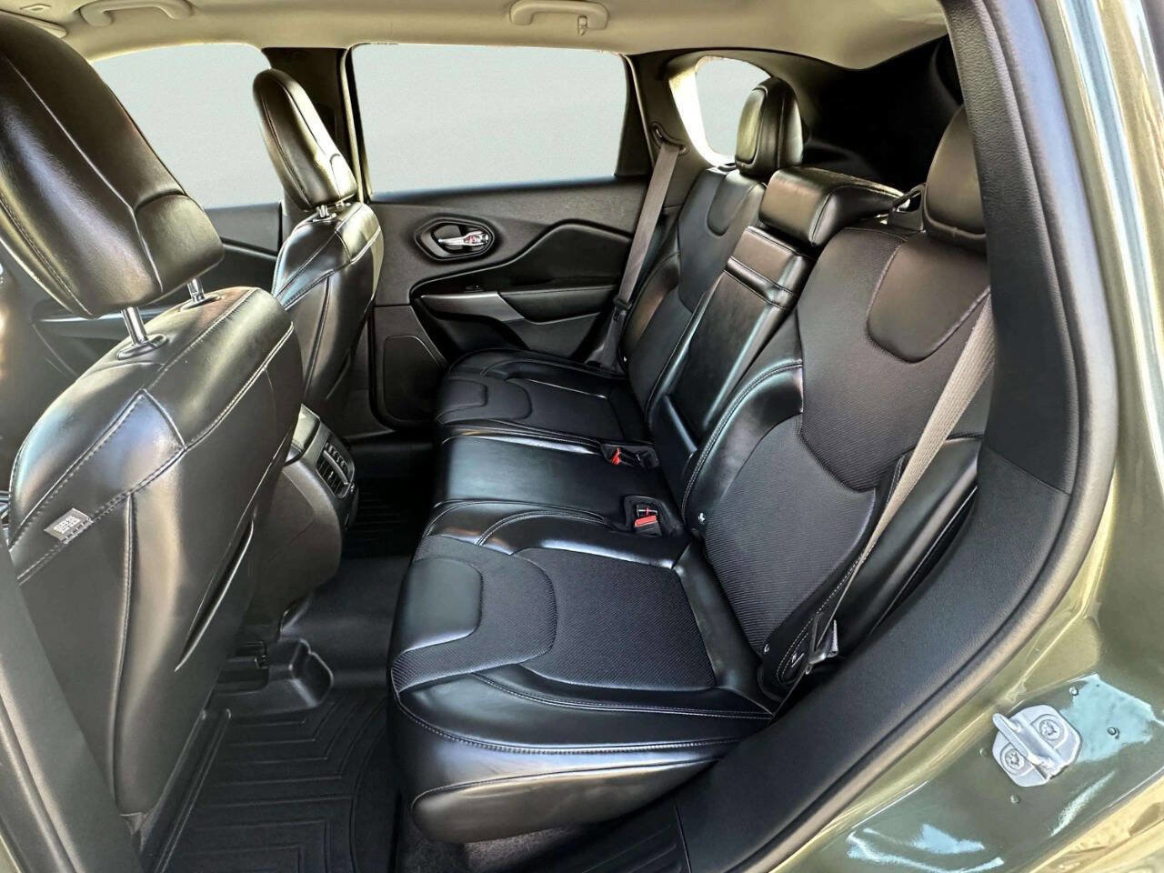 Used 2019 Jeep Cherokee Limited image 11