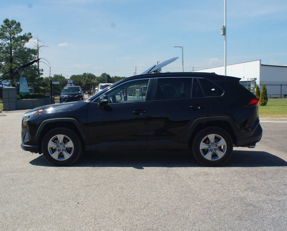 Used 2025 Toyota RAV4 XLE AWD/4WD image 12