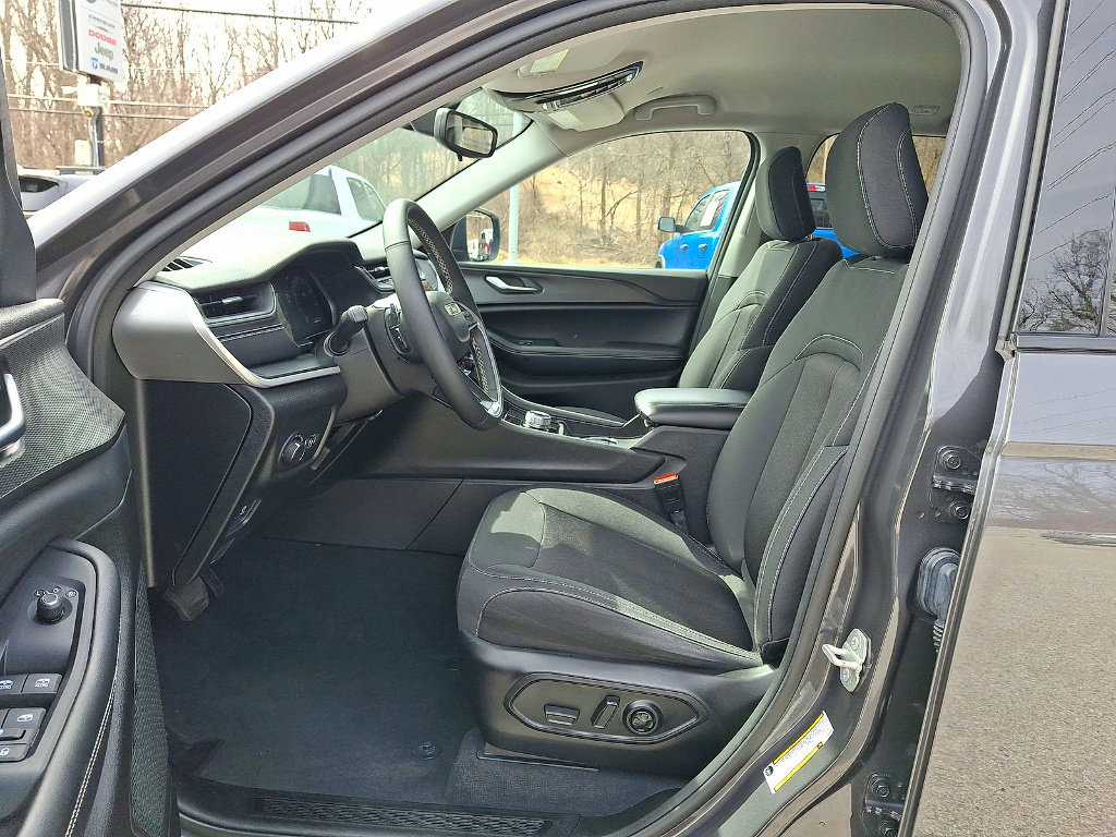 Certified 2023 Jeep Grand Cherokee Laredo w/ Luxury Tech Group I AWD/4WD image 11