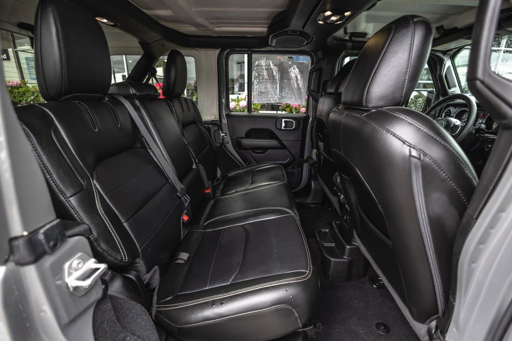 Used 2023 Jeep Wrangler Unlimited Sahara AWD/4WD image 32