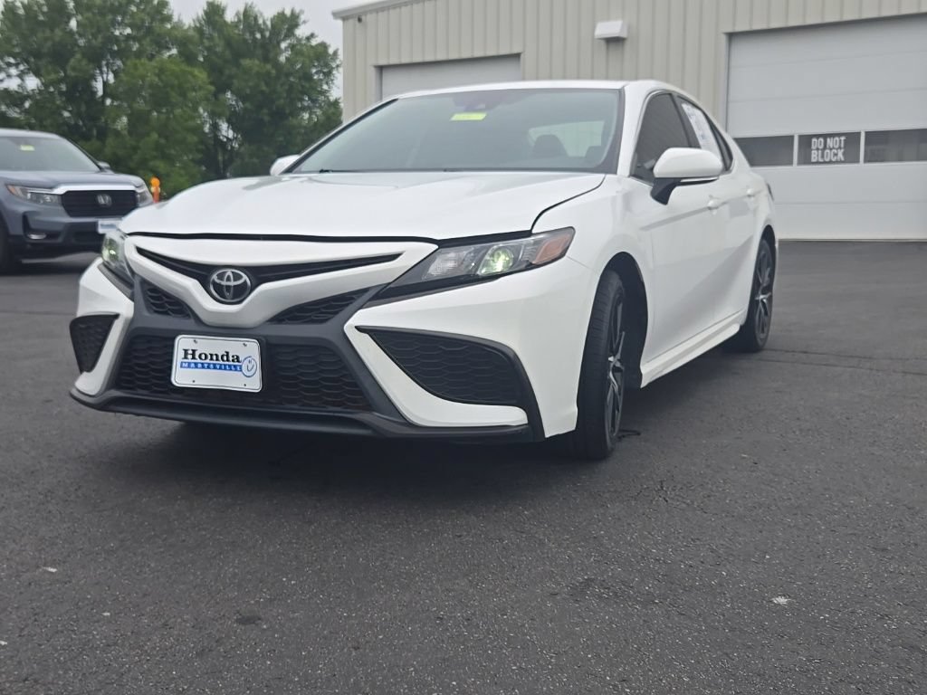 Used 2022 Toyota Camry SE FWD image 3