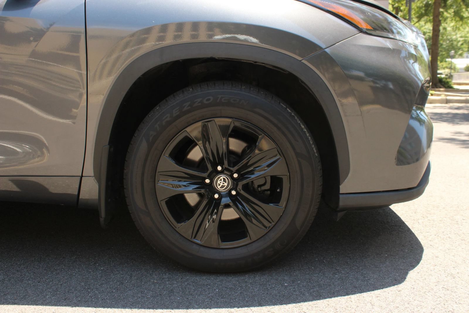 Used 2021 Toyota Highlander XLE AWD/4WD image 4