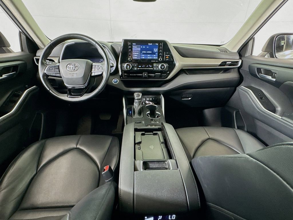 Used 2021 Toyota Highlander XLE AWD/4WD image 25
