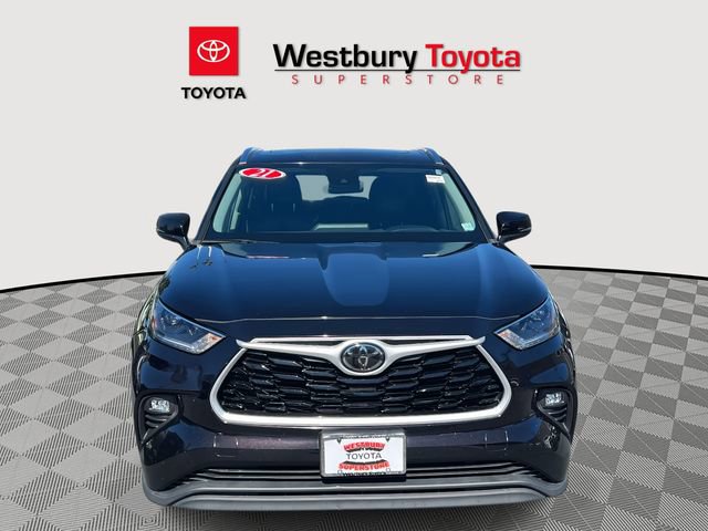Used 2021 Toyota Highlander XLE image 3