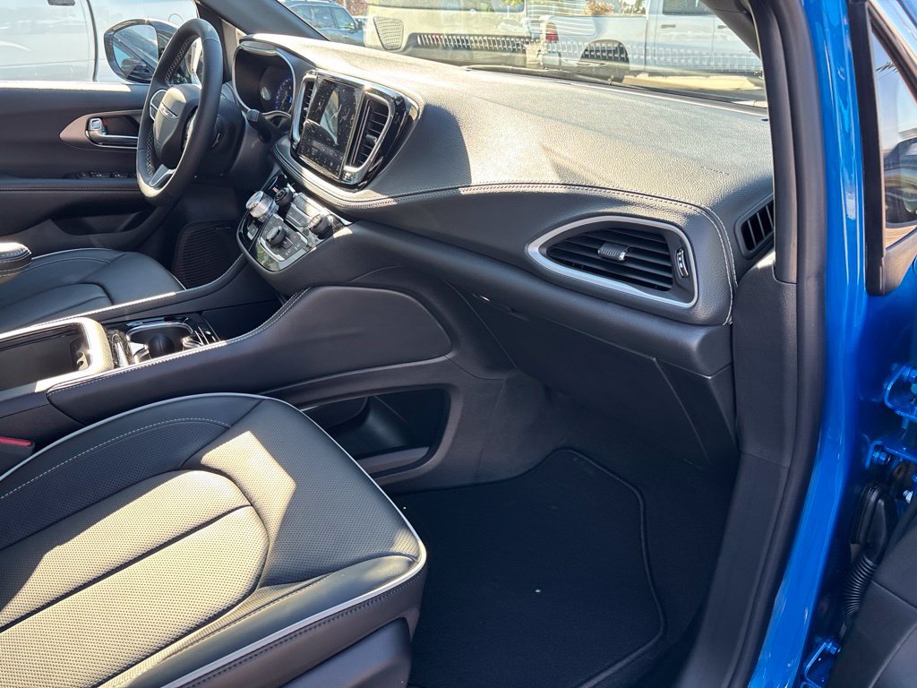 New 2027 Chrysler Pacifica Limited FWD image 27