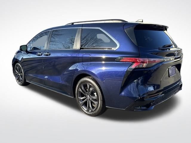 Used 2022 Toyota Sienna XSE image 3