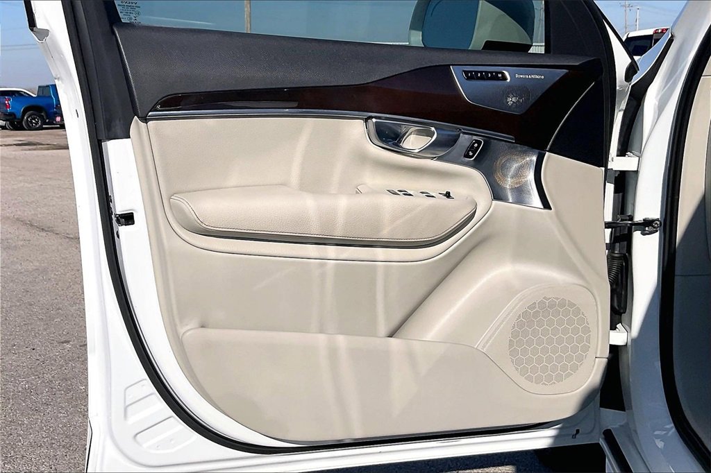 Used 2017 Volvo XC90 T6 Momentum w/ Vision Package image 17