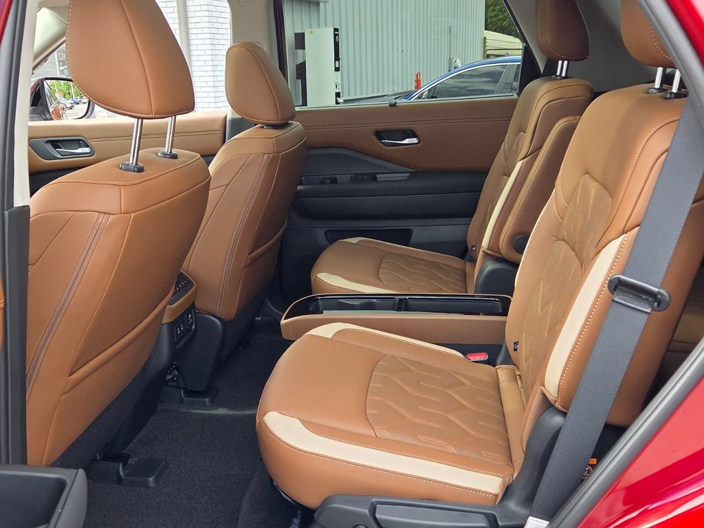New 2026 Nissan Pathfinder Platinum FWD image 4