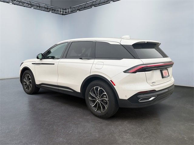 Used 2024 Lincoln Nautilus Premier image 3