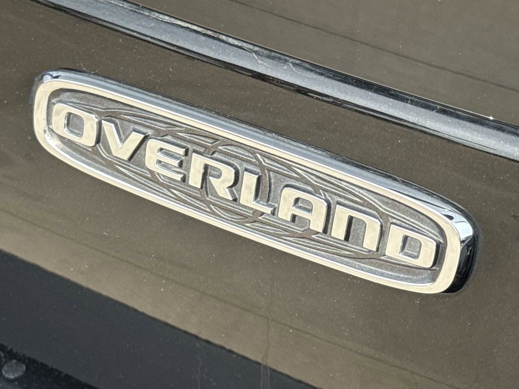 Used 2022 Jeep Grand Cherokee Overland w/ Luxury Tech Group IV AWD/4WD image 11
