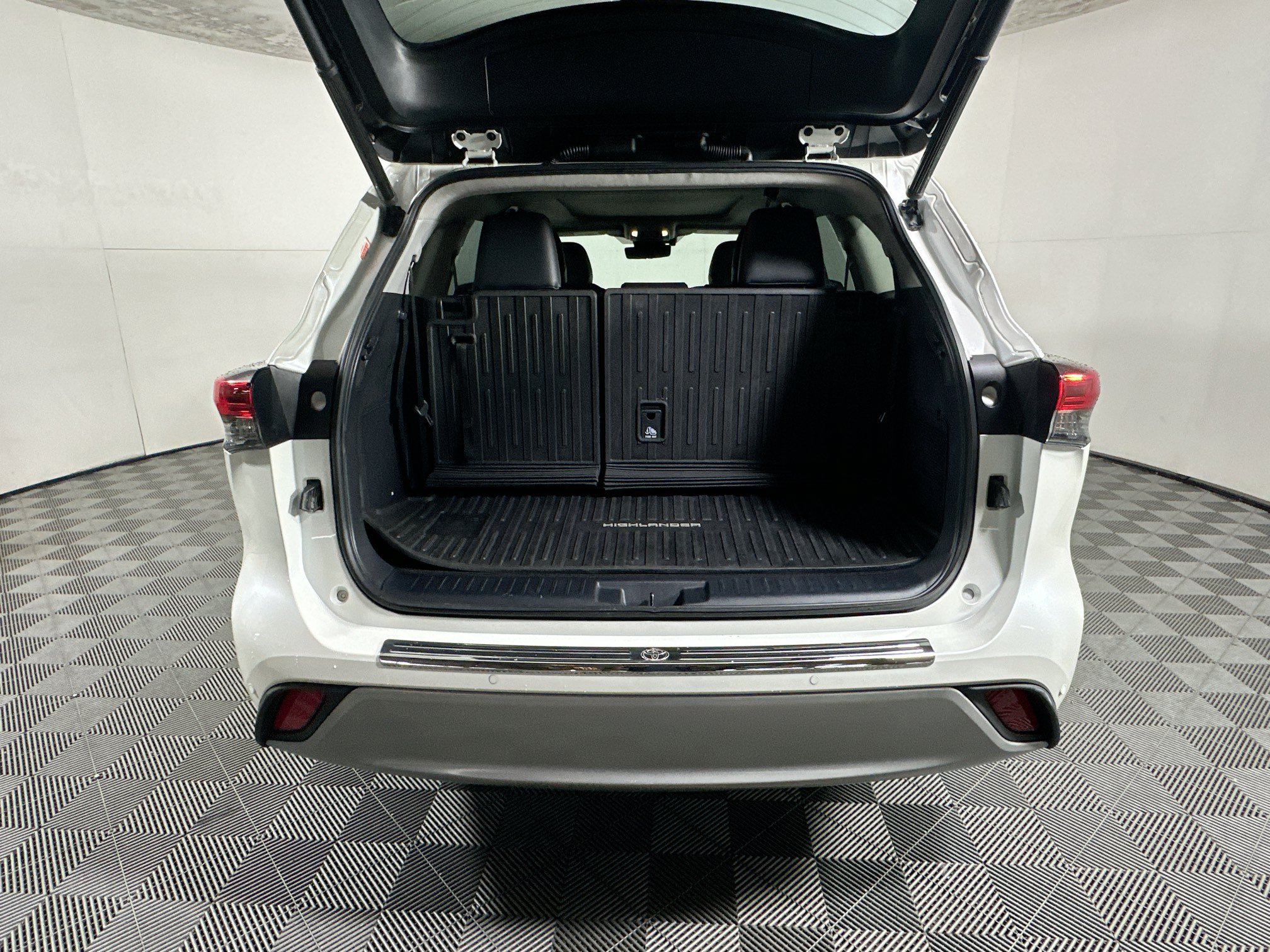 Used 2020 Toyota Highlander Platinum AWD/4WD image 31