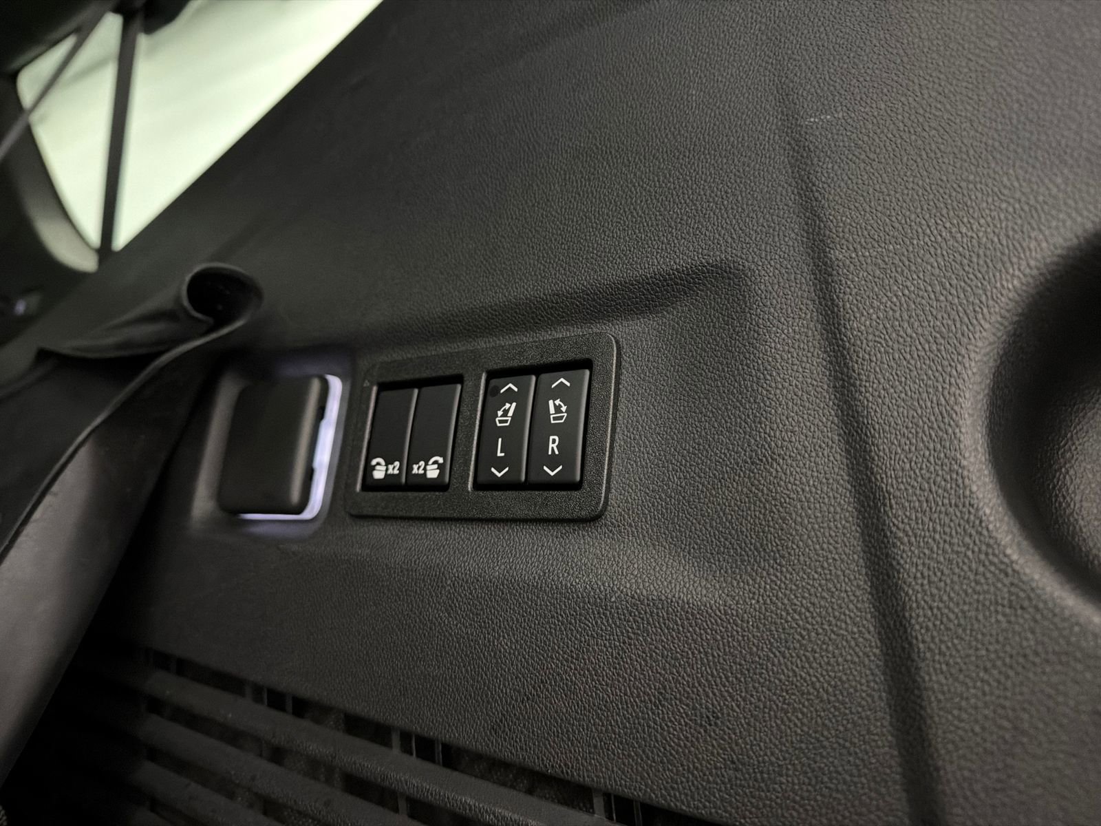 Used 2022 GMC Yukon XL Denali image 10