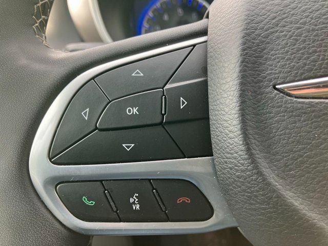 Used 2024 Chrysler Pacifica Touring-L image 6