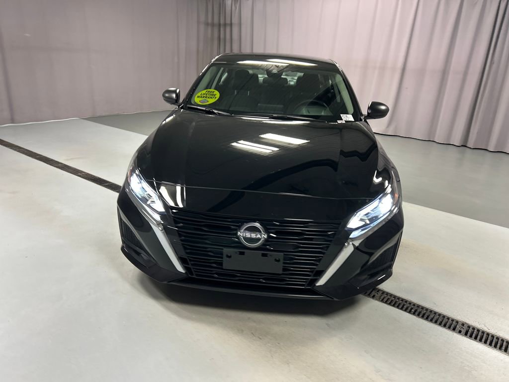 Used 2025 Nissan Altima 2.5 SV FWD image 2