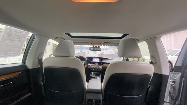 Used 2015 Lexus ES 300h image 32