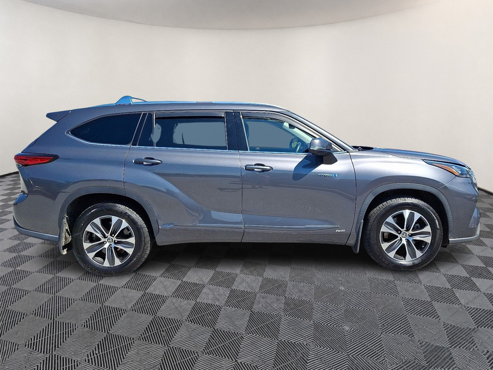 Used 2020 Toyota Highlander XLE AWD/4WD image 7