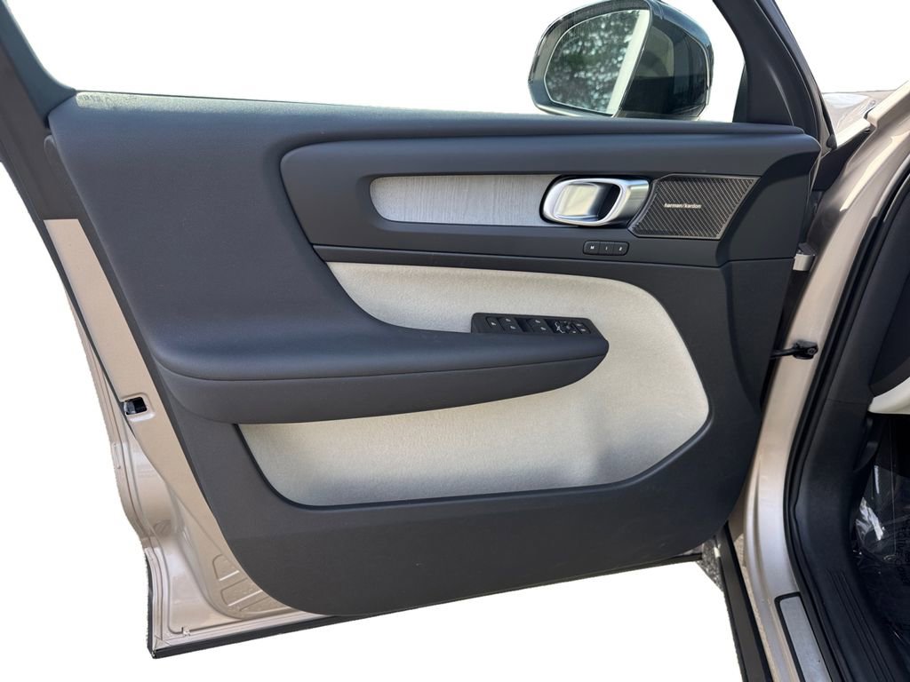 Certified 2023 Volvo XC40 B5 Ultimate w/ Protection Package Premier image 12