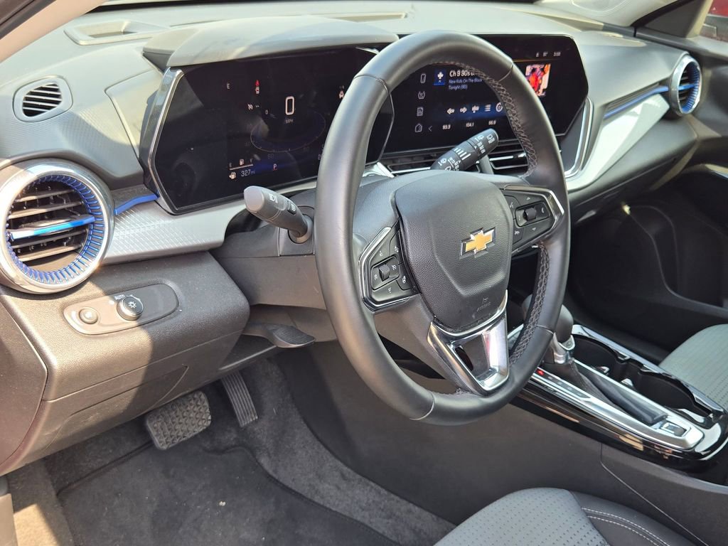 Used 2025 Chevrolet Trax LT w/ LT Convenience Package FWD image 14
