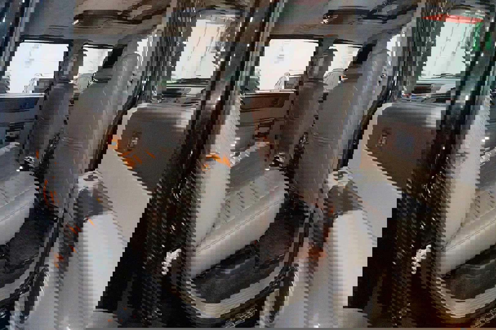 Used 2003 HUMMER H2 w/ Preferred Equipment Group image 40