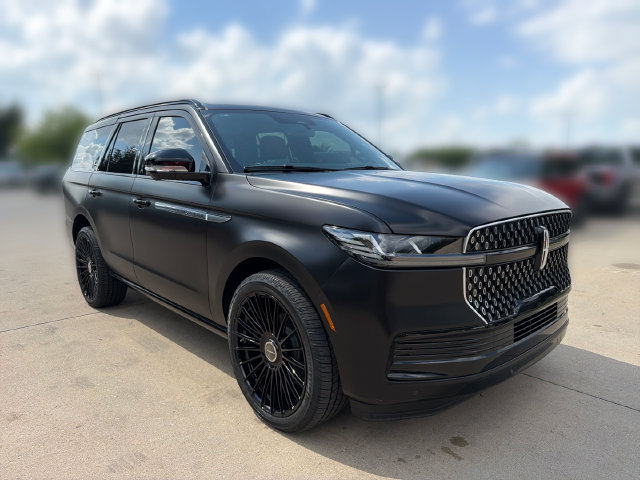New 2026 Lincoln Navigator Reserve AWD/4WD image 3