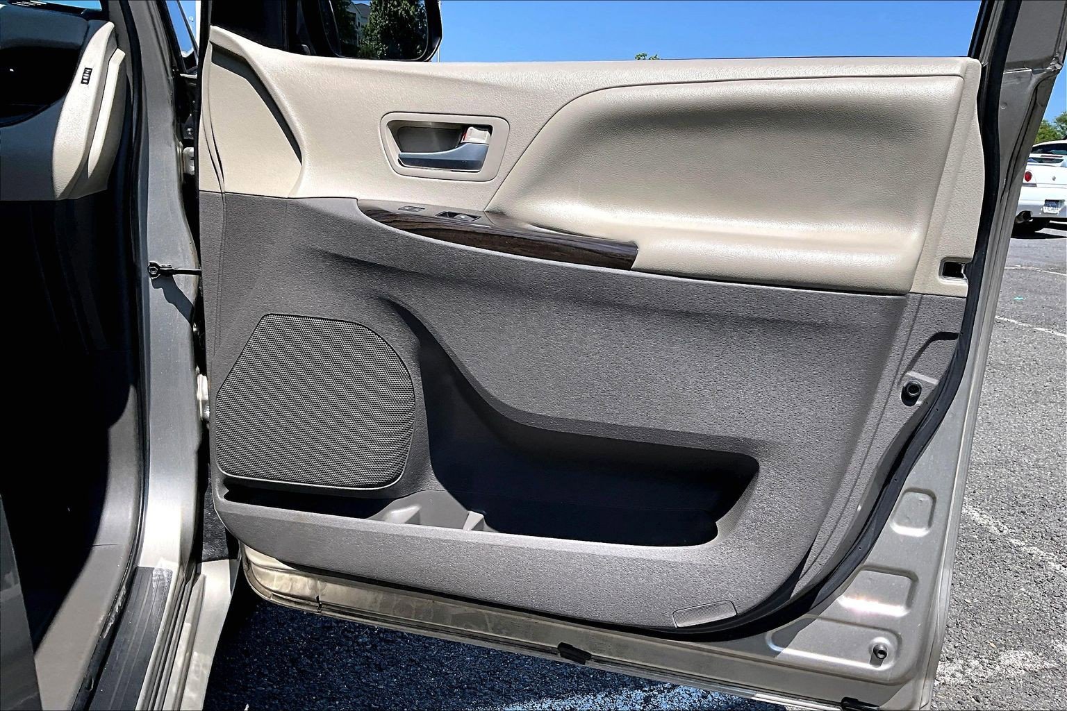 Used 2017 Toyota Sienna XLE FWD image 23